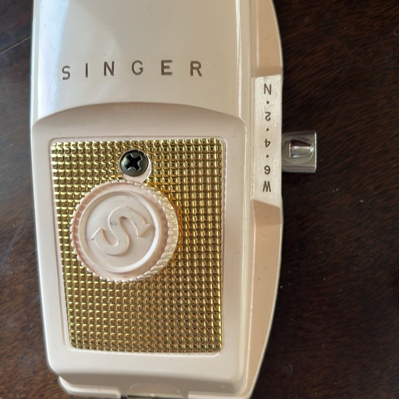 Singer Buttonholer Pink Vintage Oval clamshell case - Picture 8 of 12